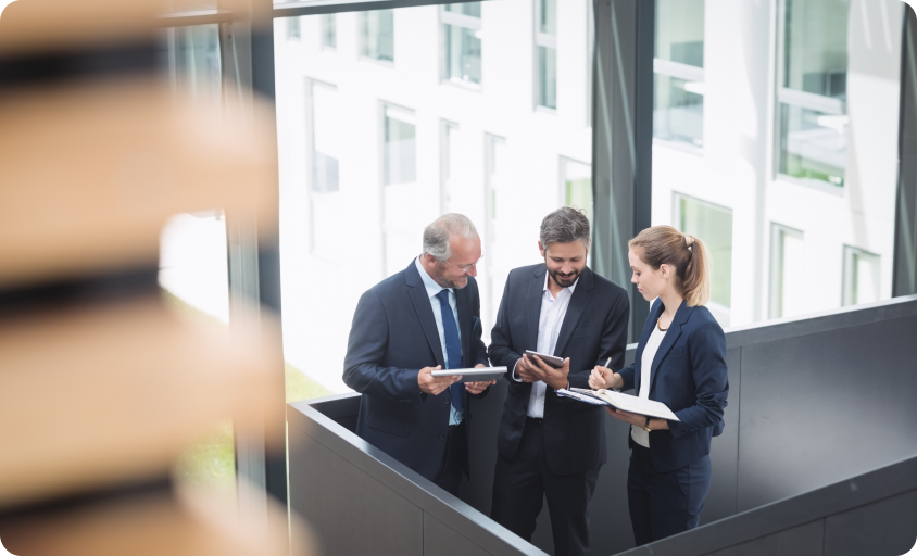 businesspeople-having-discussion-office PÓS-GRADUAÇÃO