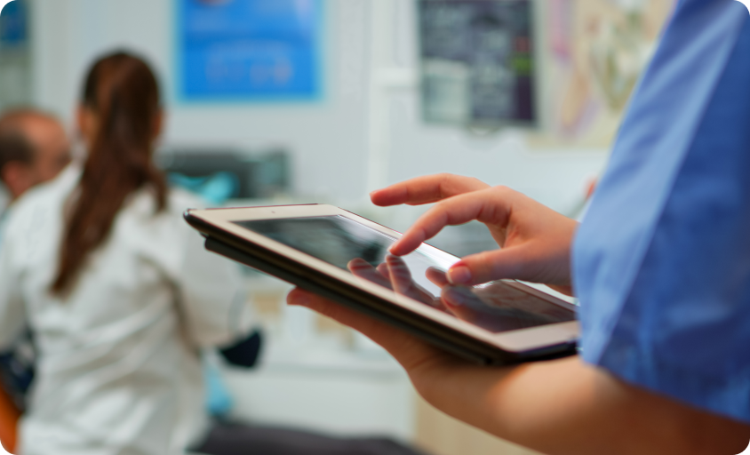 close-up-nurse-holding-typing-tablet-standing-stomatologic-clinic-while-doctor-is-working-with-patient-background-using-monitor-with-chroma-key-izolated-pc-key-mockup-pc-display PÓS-GRADUAÇÃO