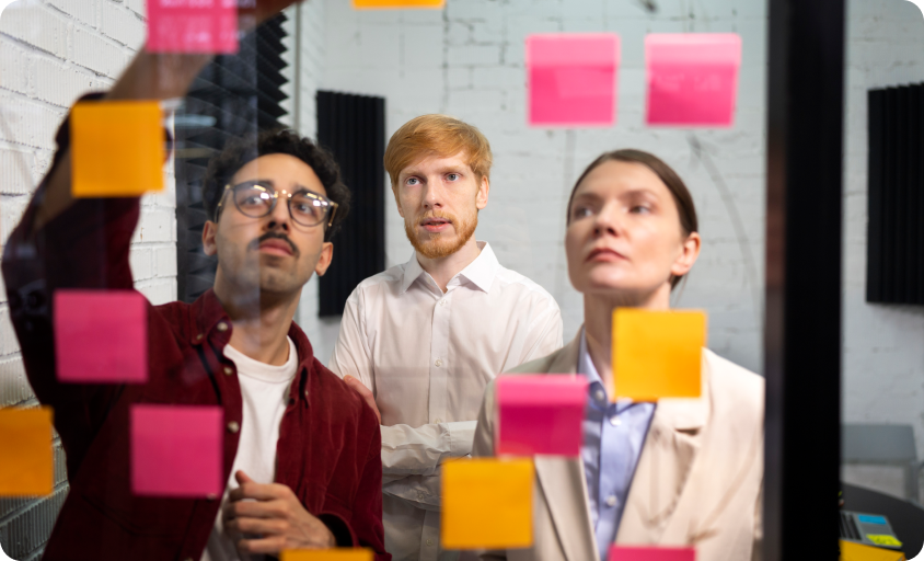 medium-shot-people-looking-post-its PÓS-GRADUAÇÃO