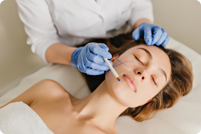 mulher-de-retrato-com-cabelo-castanho-na-preparacao-para-o-rejuvenescimento-operacao-de-cosmetologia-no-salao-de-beleza-maos-em-luvas-azuis-desenhando-no-rosto-botox-beleza-1-1 MASTER INJECT: HARMONIZAÇÃO FACIAL ESTRATÉGICA #2
